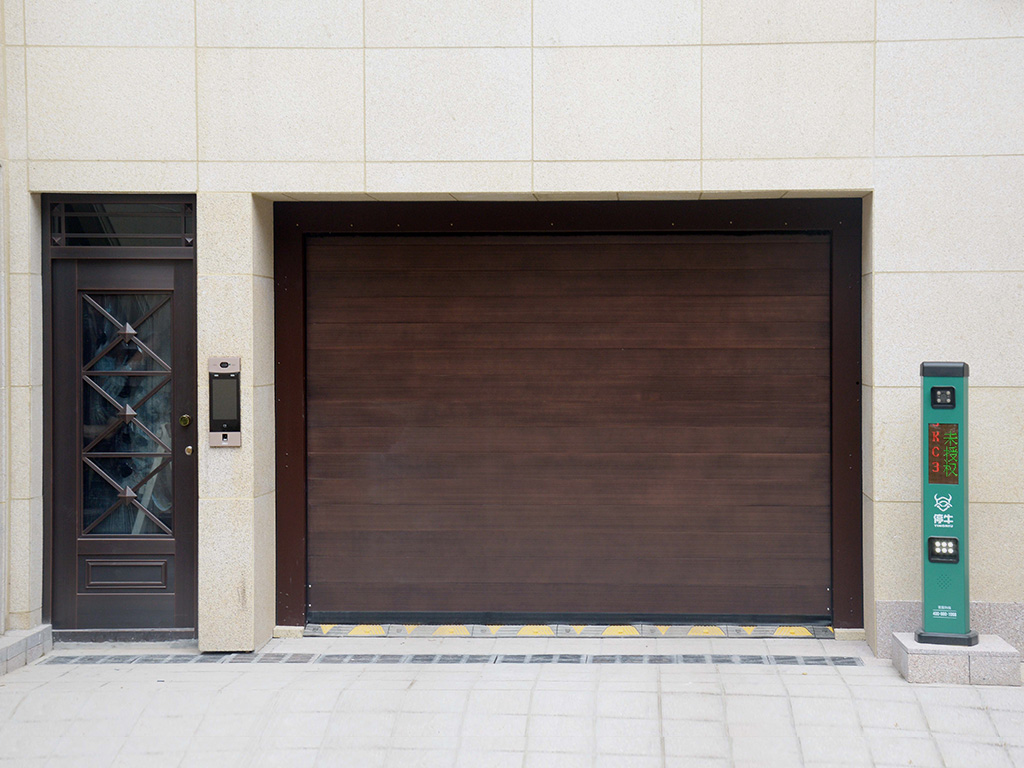 In-Opening Villa Garage Door